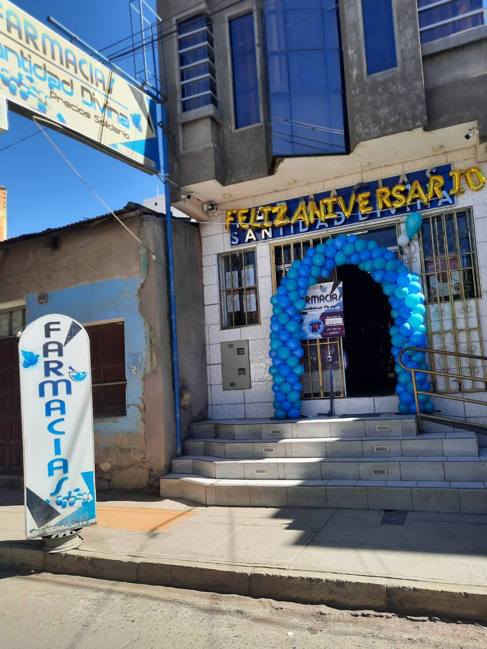 Frente actual de Farmacia Santidad Divina
